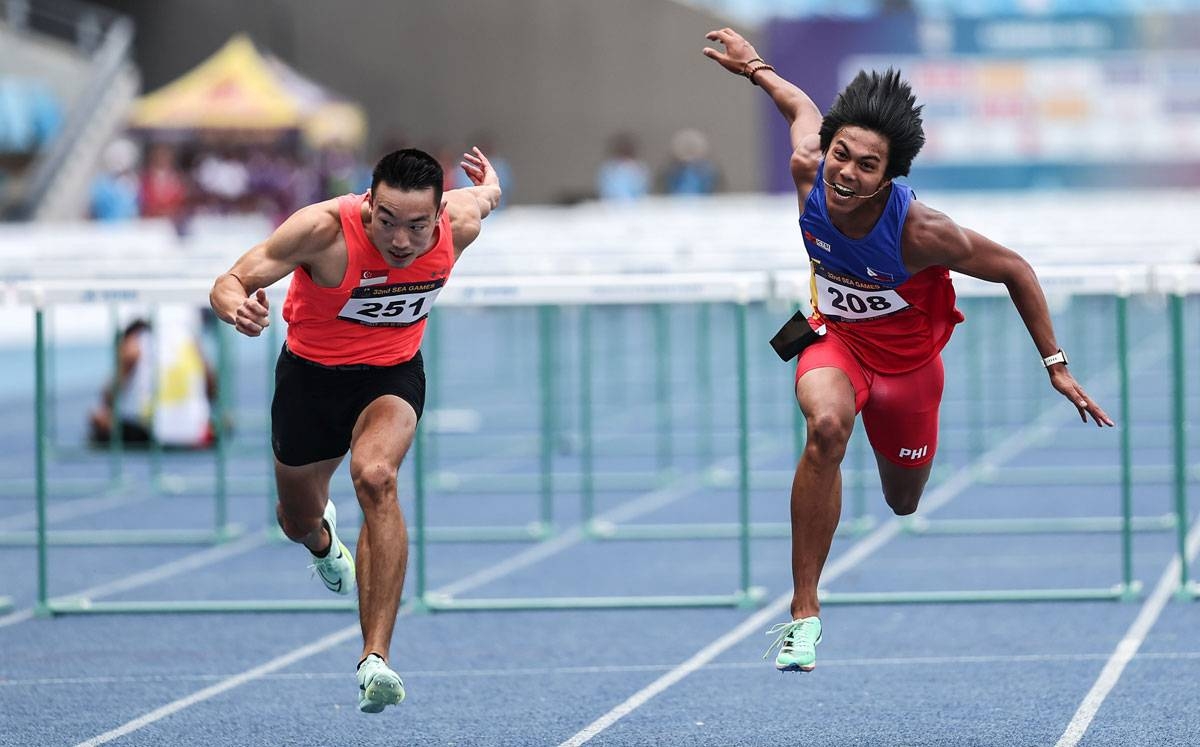 John Tolentino (right) settles for bronze in the men’s 110-m hurdles during the 32nd Southeast Asian Games at Morodok Techo National Stadium in Phnom Penh, Cambodia on Wednesday, May 10, 2023. PHOTO BY RIO DELUVIO