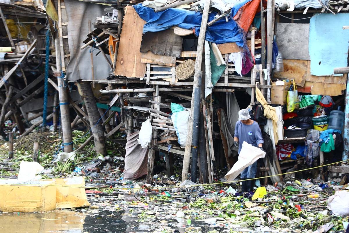 Manila Bay undergoes cleanup | The Manila Times