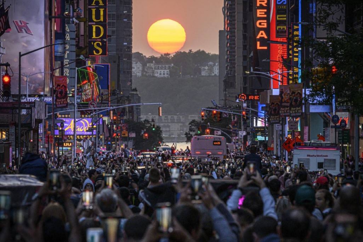 New Yorkers gather to watch 'Manhattanhenge' The Manila Times