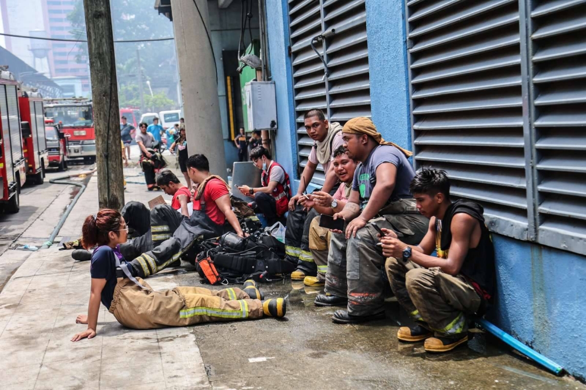 Fire hits Makati building | The Manila Times