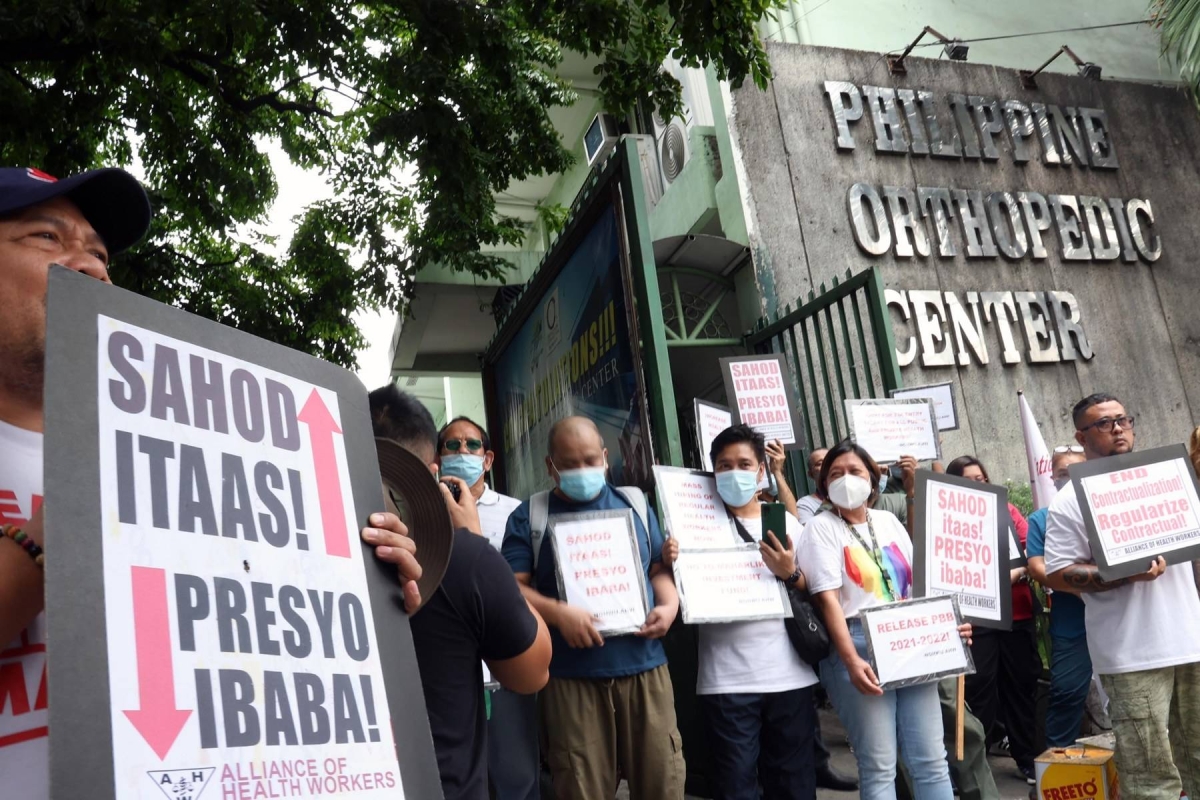 Healthcare workers rally for higher entry level pay | The Manila Times