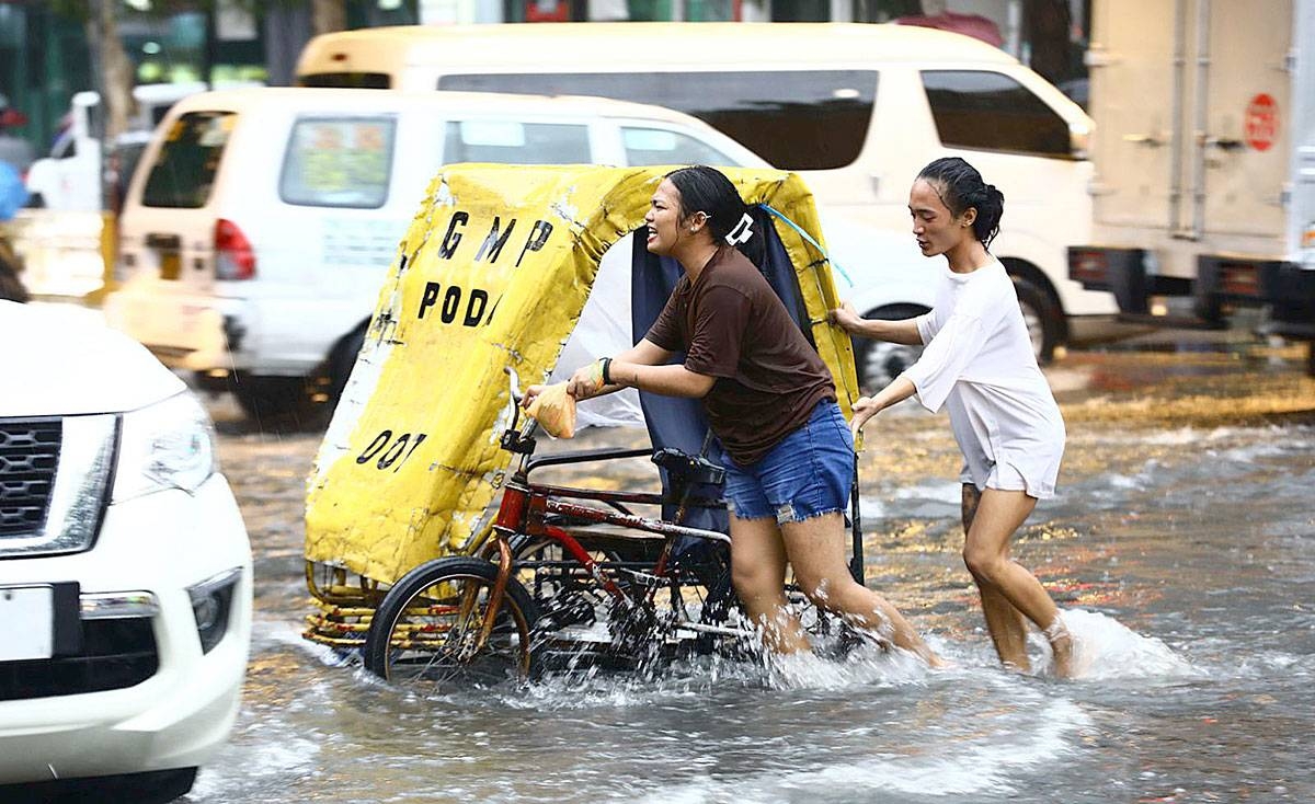 WET DAY Nonstop rains flood cities in Metro Manila such as Taft Avenue, on Thursday, July 13, 2023. The Philippine Atmospheric, Geophysical and Astronomical Services Administration said the low pressure area spotted in Quezon province and the southwest monsoon may trigger floods and landslides. PHOTO BY MIKE ALQUINTO