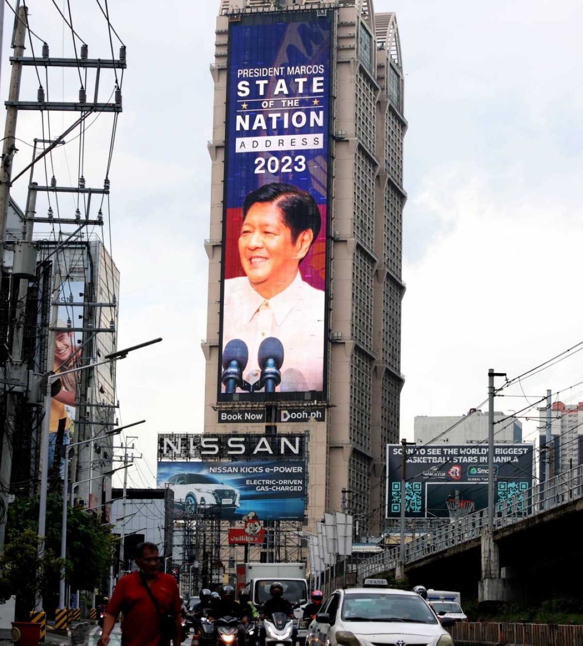 SONA fever A huge  electronic billboard along EDSA in Mandaluyong City reminds motorists of the Second State of the Nation Address of President Ferdinand Marcos Jr. on Monday, July 24. Photo by Ismael De Juan