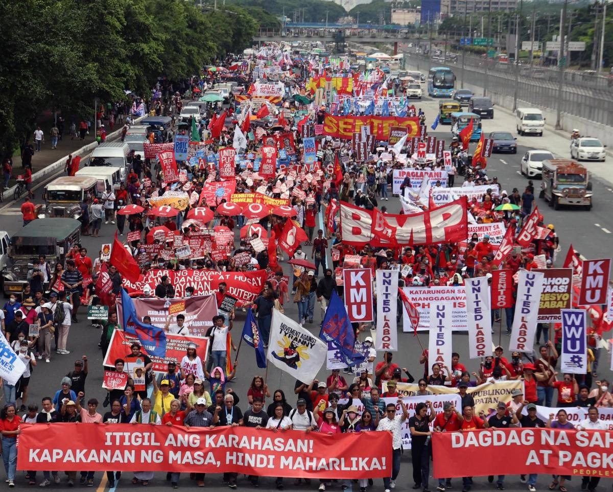 Striking transport group stopped along Commonwealth | The Manila Times