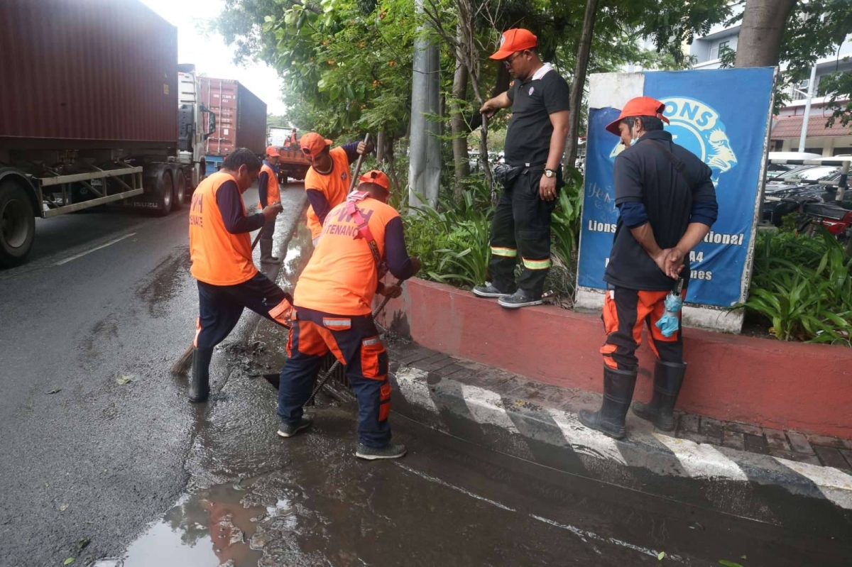 DPWH conduct drainage clearing operation | The Manila Times