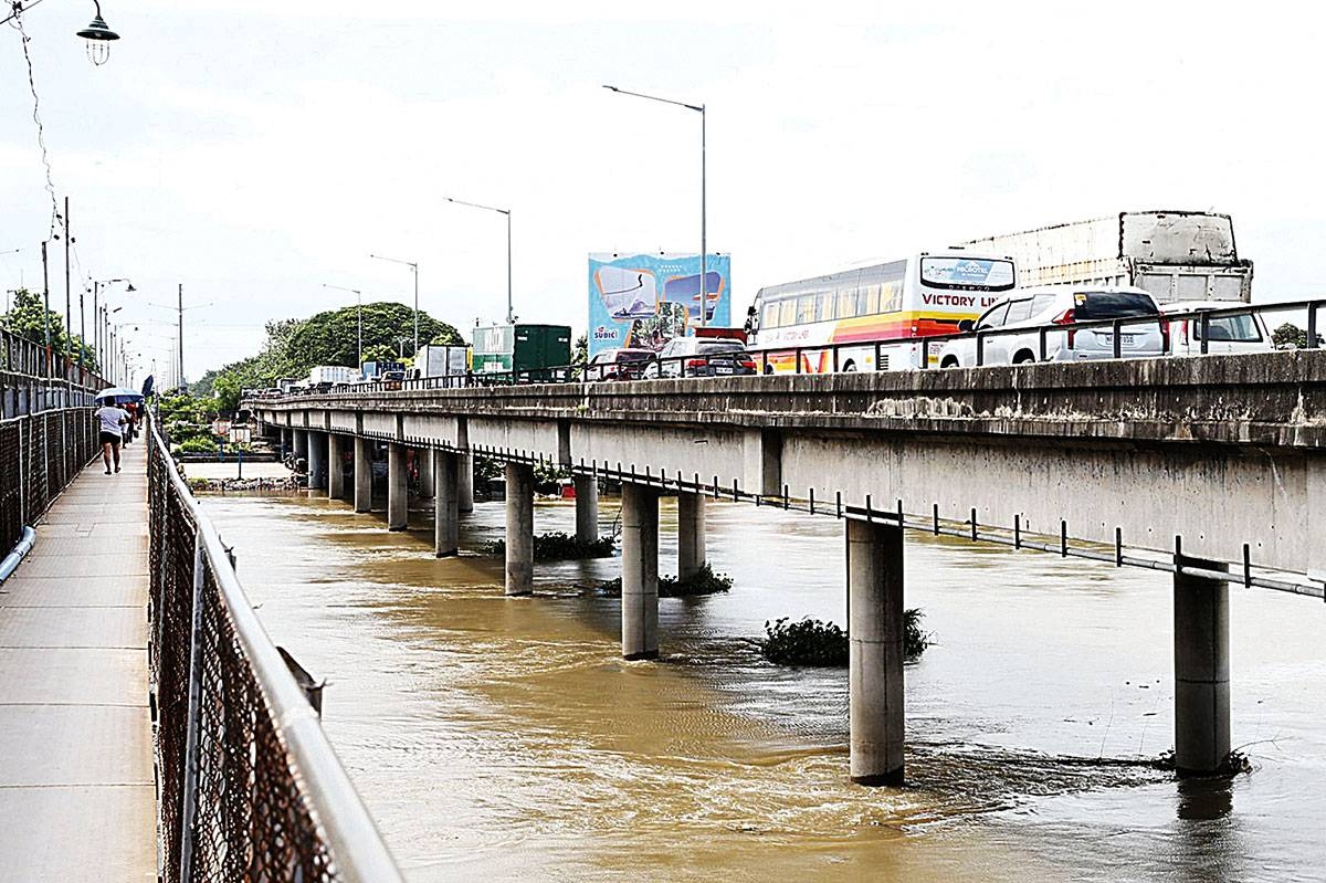 motorists-endure-gridlock-as-floods-hit-parts-of-nlex-57-off