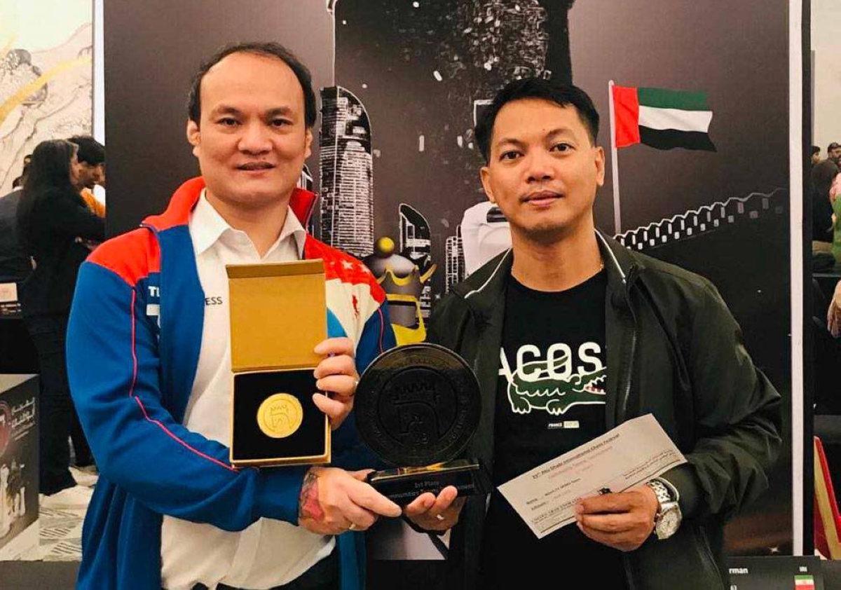 حصل كل من Arena Grandmaster وNational Master Dandel Fernandez وشريكه Nelman Lagutin من فريق الفلبين/Novelty Speed ​​على جائزة بطل الفريق من مهرجان أبو ظبي الدولي التاسع والعشرين للشطرنج الذي أقيم في فندق ومنتجع راديسون بلو الكورنيش في أبو ظبي، الإمارات العربية المتحدة يوم الاثنين الماضي .  21 أغسطس.  الصورة المساهمة