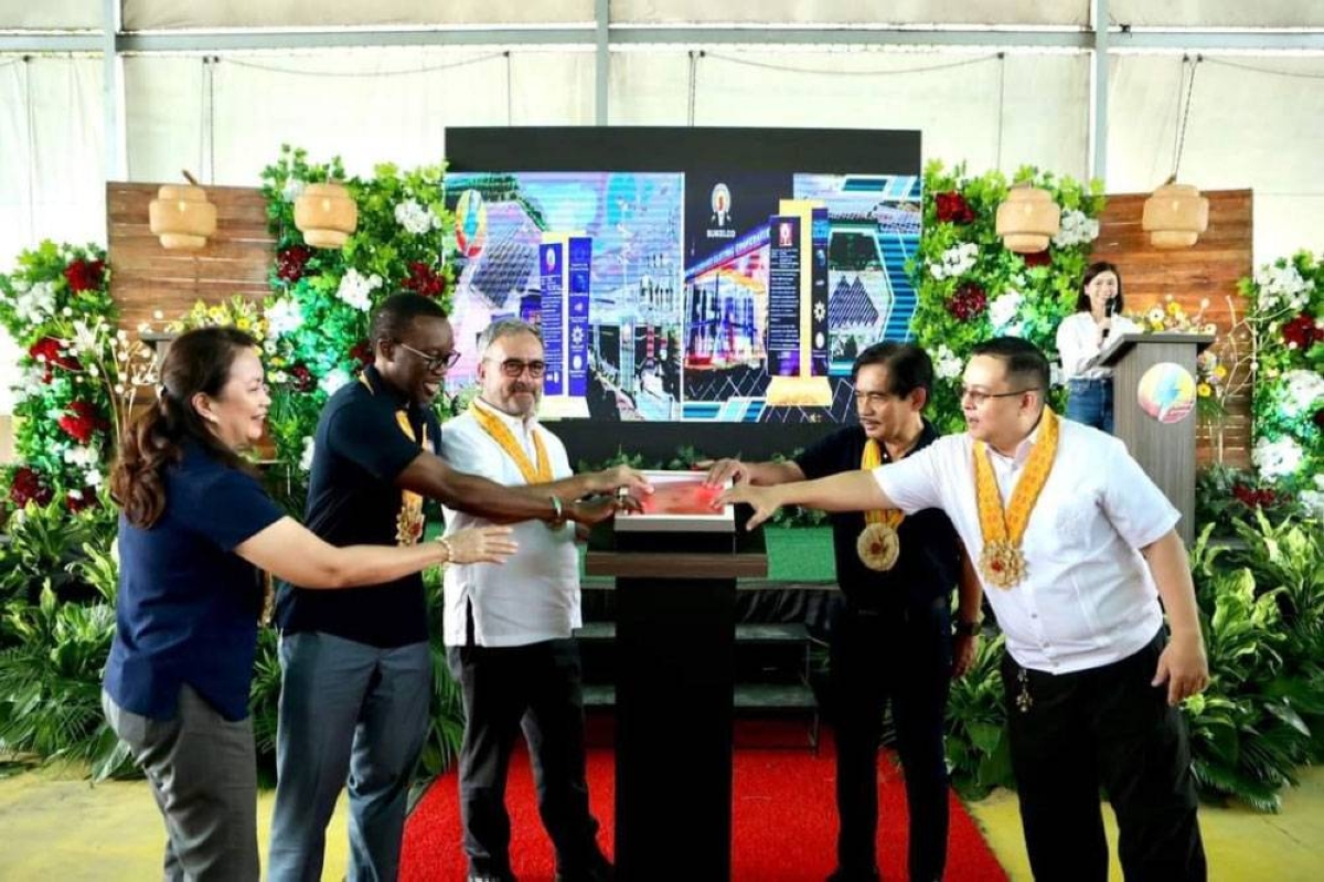 (From left) Mindanao Development Authority Secretary Maria Belen Acosta, World Bank Country Coordinator Ndiame Diop, European Union Ambassador Luc Véron, National Power Corp. President and Chief Executive Officer Fernando Martin Roxas, and Department of Energy Undersecretary Felix William Fuentebella gather at the turnover ceremony of the four completed rural network solar power plants. CONTRIBUTED PHOTO