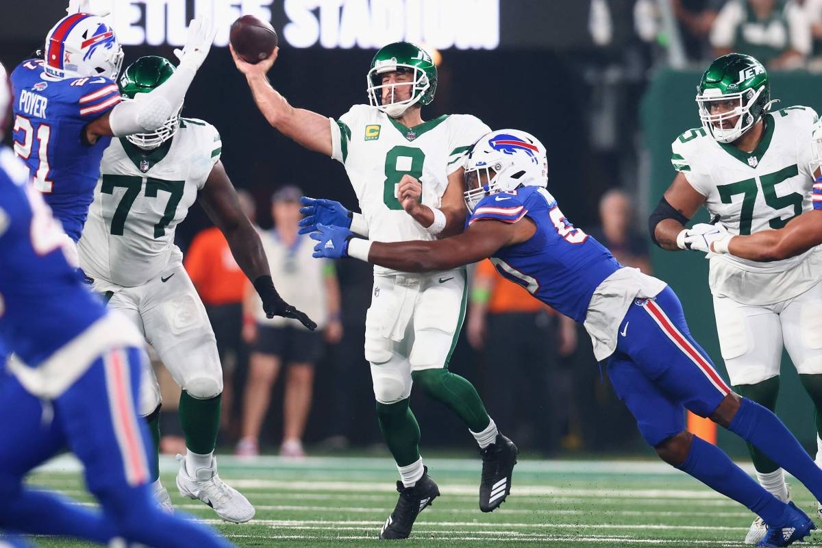 Aaron Rodgers injury during NY Jets vs. Buffalo Bills game at MetLife  Stadium