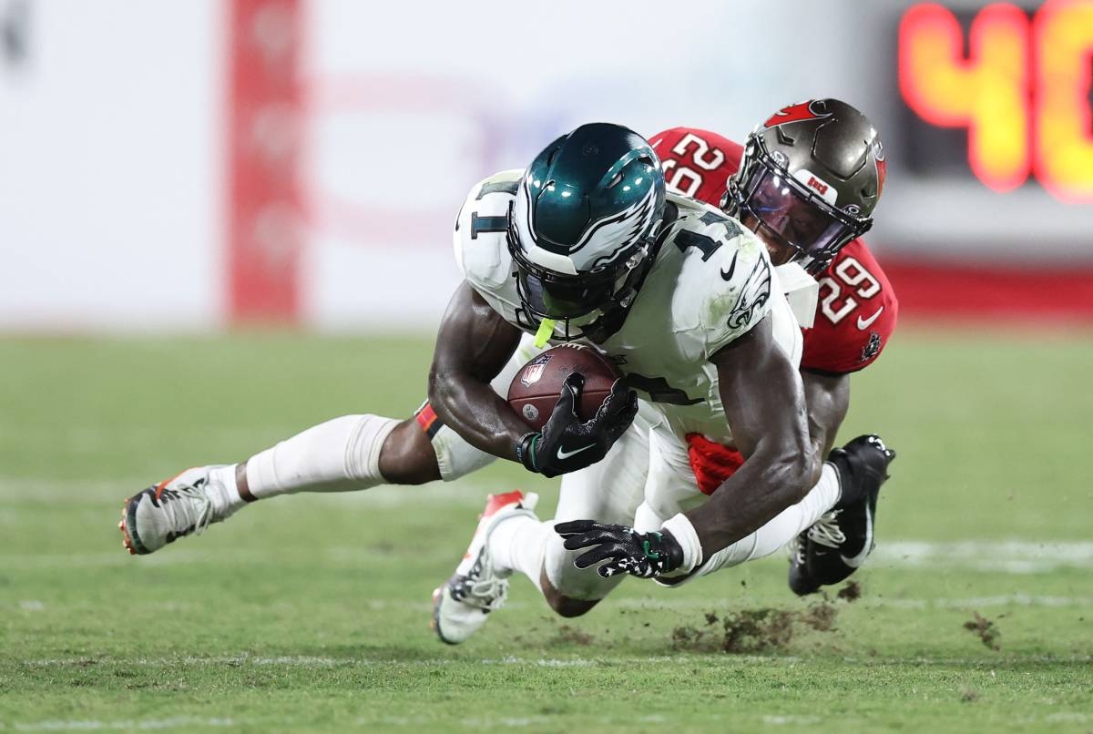 Eagles defeat Buccaneers 25-11, stay unbeaten at 3-0