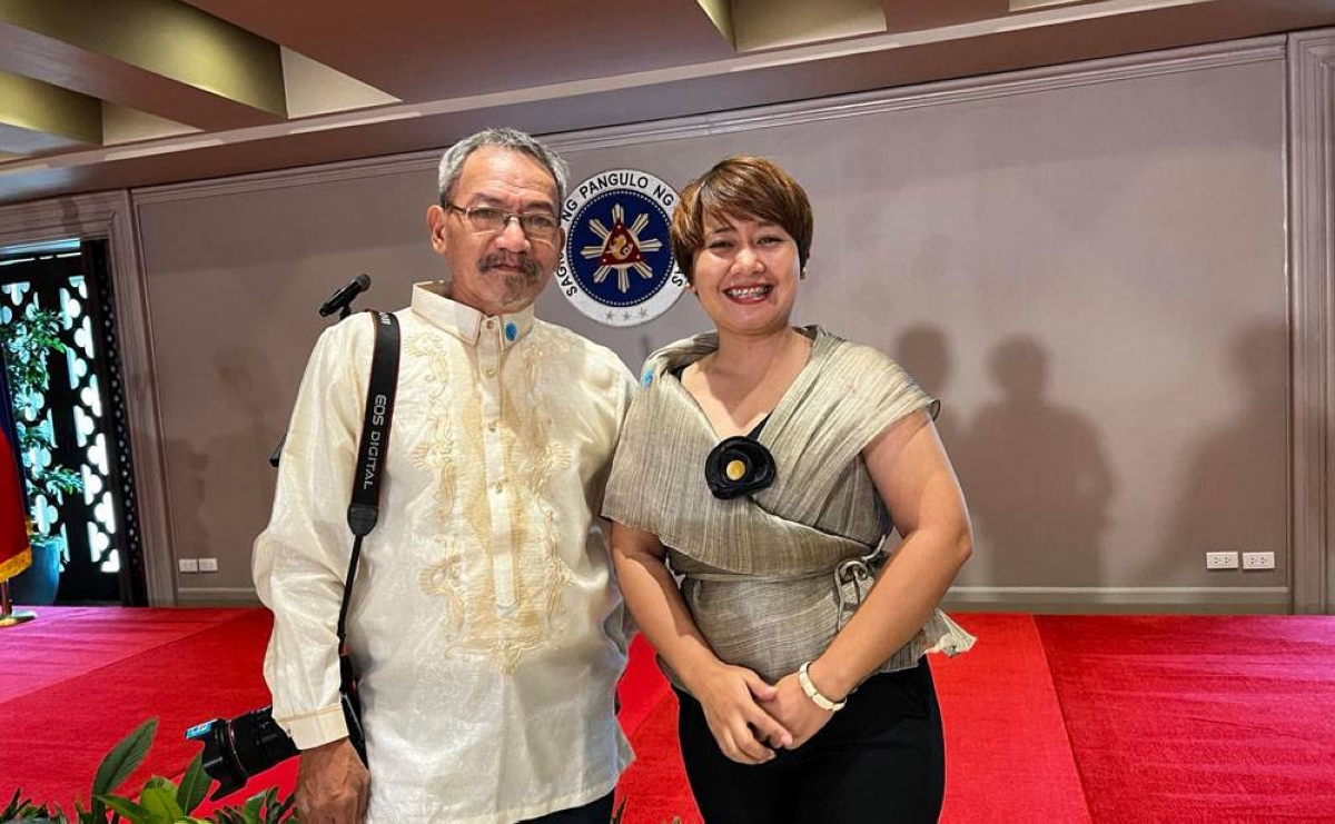 THE MANILA TIMES' OWN TMT's chief of photographer Rene H. Dilan and senior reporter Catherine S. Valente pose for a photo at the oath taking of the officers of the Malacanang Press Corps before President Marcos Jr. (not in photo) on Wednesday, Oct. 4, 2023. Valente was elected MPC secretary. CONTRIBUTED PHOTO
