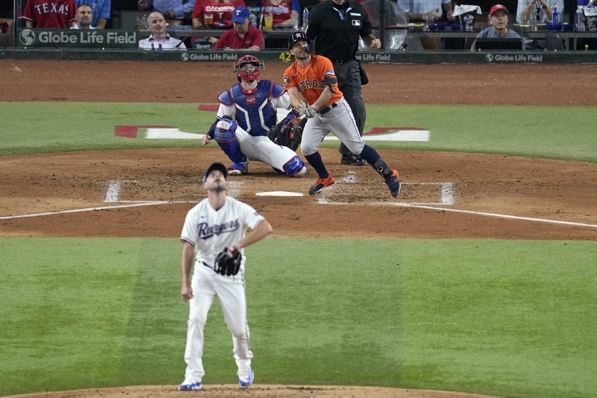 Altuve​​​​​​​, Javier lead Astros past Rangers in Game 3 to cut