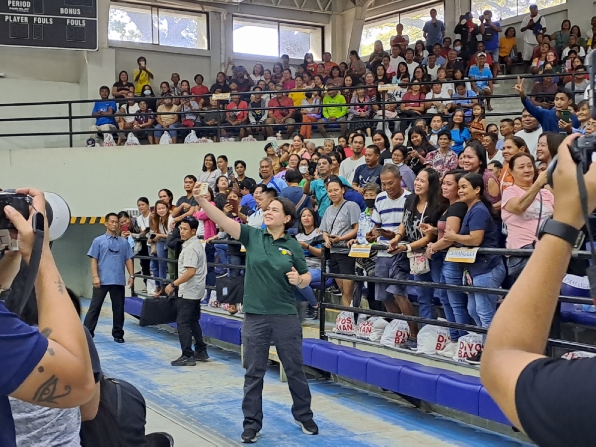 SMILE Vice President Sara Duterte gamely takes a group selfie with residents of Binalonan, Pangasinan, where she distributed gift packs on Saturday, Nov. 25, 2023. PHOTO BY GABRIEL CARDINOZA