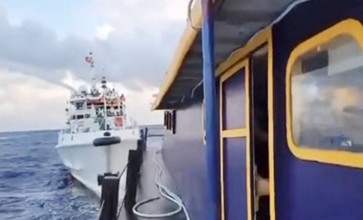 AHOY! This handout photo taken and released on Dec. 10, 2023, by the Philippine Coast Guard (PCG) shows a China Coast Guard vessel (right) using water cannon against the M/L Kalayaan chartered supply boat during a mission to deliver provisions at Second Thomas Shoal in disputed waters of the South China Sea (SCS). A Philippine boat was ‘rammed’ by a Chinese coast guard ship during a resupply mission on Sunday, the PCG said, in the latest such confrontation in the disputed SCS. AFP PHOTO