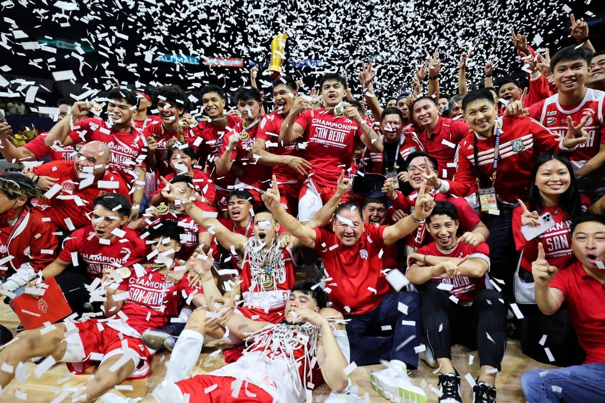 JUBILATION Players, coaches and staff of San Beda University celebrate after winning the NCAA Season 99 men’s basketball crown on Sunday at the Araneta Coliseum. PHOTO BY RIO DELUVIO