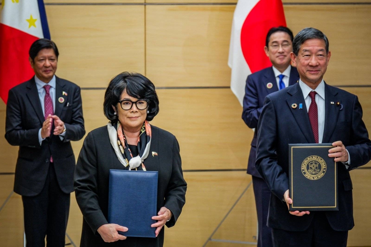 SIGNED President Ferdinand Marcos Jr. and Japanese Prime Minister Fumio Kishida witness the exchange of a memorandum of cooperation between the Philippines and Japan. With them are Environment and Natural Resources Secretary Maria Antonia ‘Toni’ Yulo-Loyzaga and Minister of the Environment of Japan Ito Shintaro. PPA POOL PHOTO