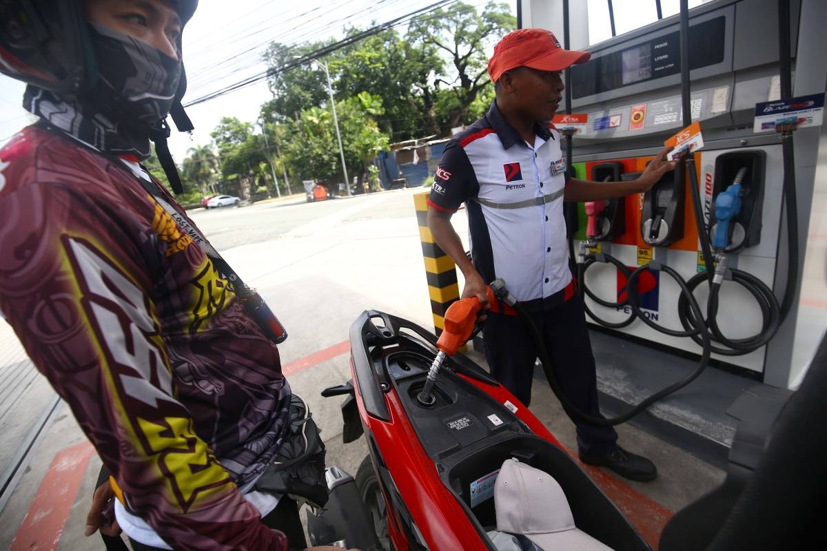 Oil firms lower pump prices | The Manila Times