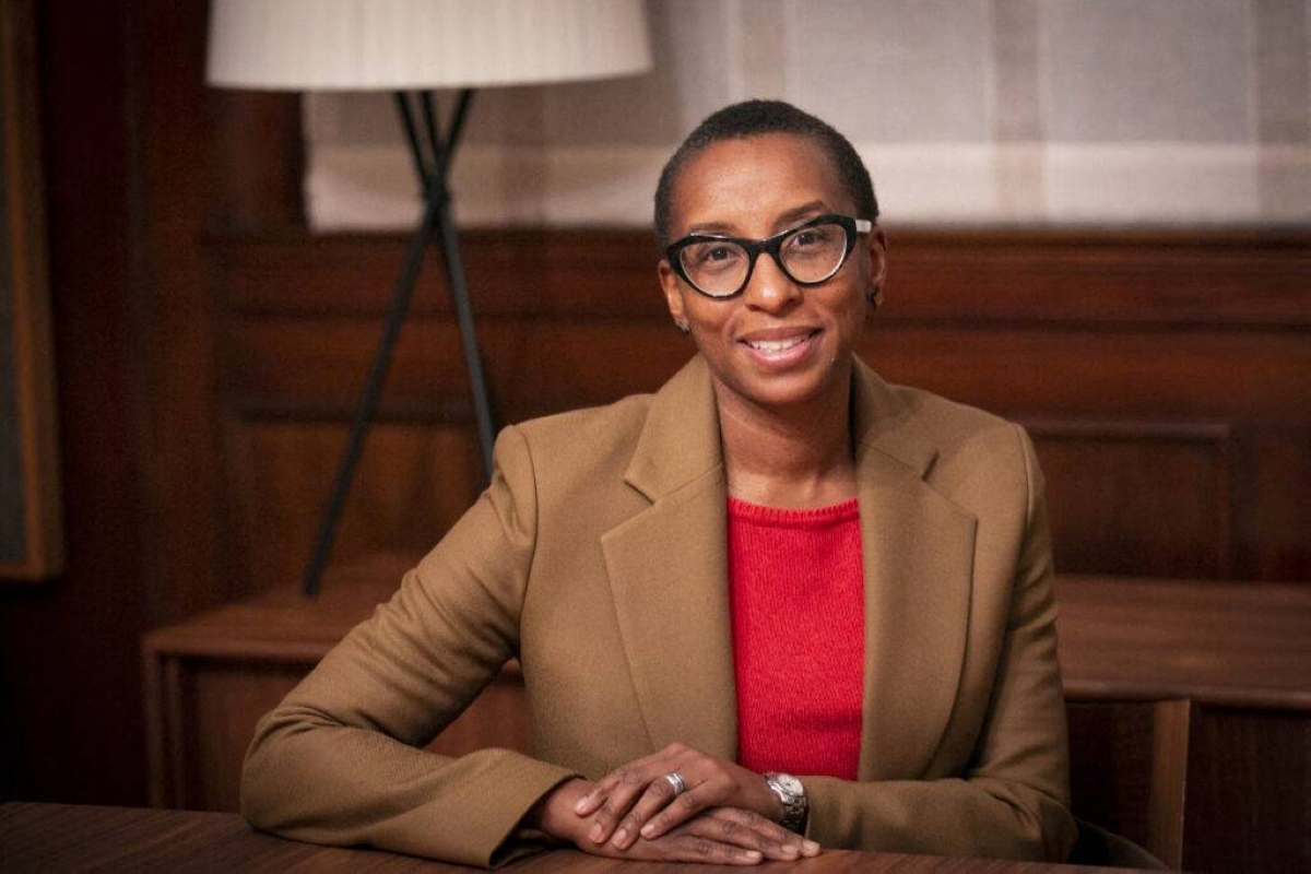 Ngayong Disyembre 14, 2022, ang larawang inilabas ng Harvard University, nagpa-pose si Claudine Gay para sa isang larawan.  AFP PHOTO / Harvard University / Stephanie Mitchell 