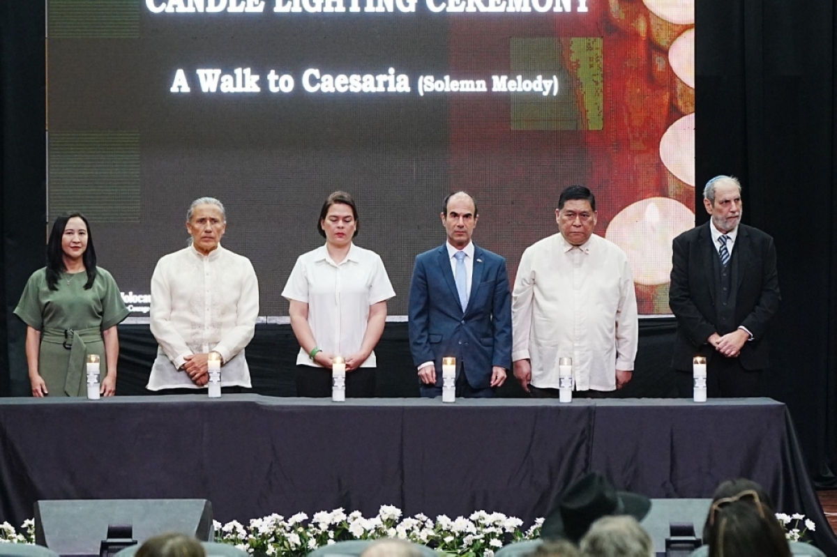 (Mula kaliwa) Quezon City Mayor Joy Belmonte, UN Resident Coordinator at Humanitarian Coordinator Guztavo Gonzalez, Vice President at DepEd Secretary Sara Duterte, Israeli Ambassador Ilan Fluss, DFA-Office of the Middle East at African Affairs Asec.  Mardomel Celo Melicor, at Jewish Community President Salito Malca NAG-AMBAG NG MGA LARAWAN