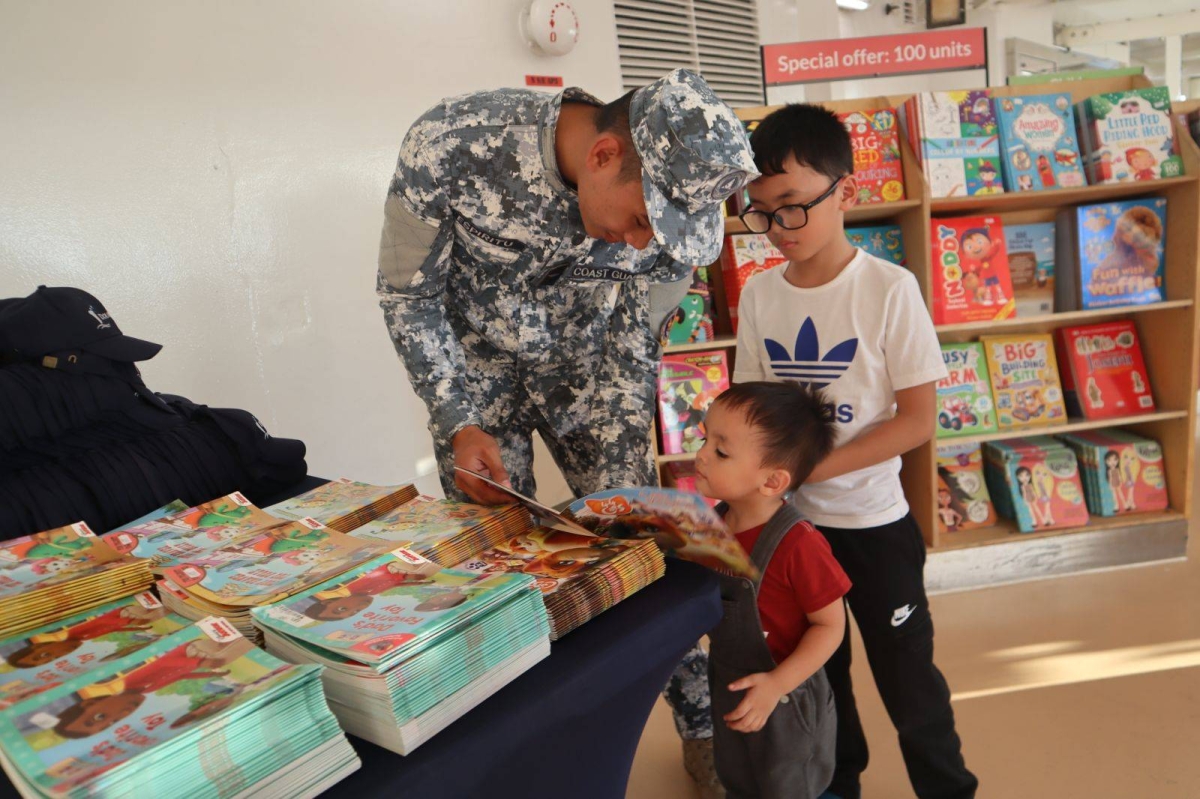 Book sail, book sale: MV Doulos Hope anchors in Manila