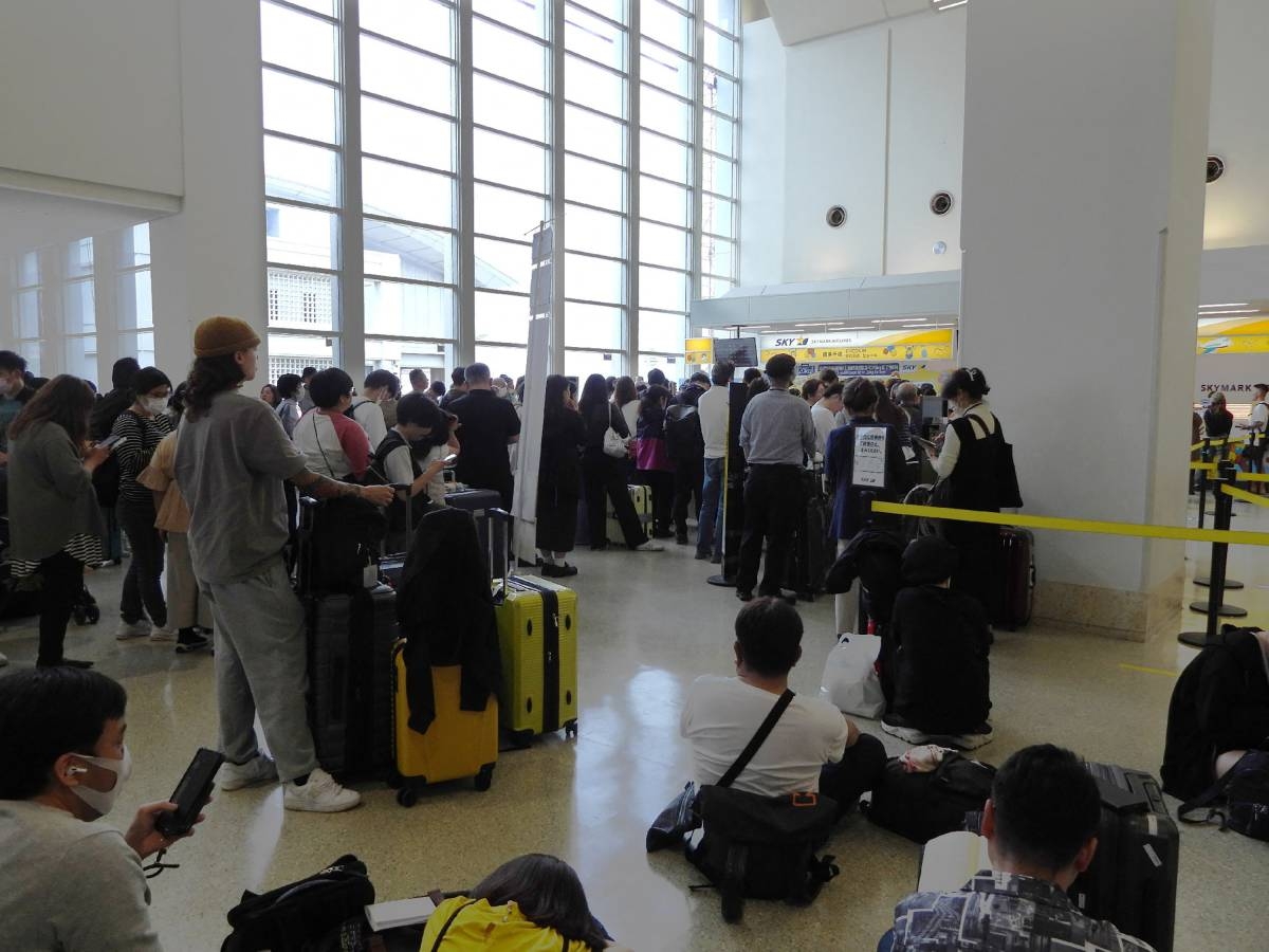 People crowd due to tsunami warning at Naha Airport in Naha, Okinawa prefecture on April 3, 2024. (Photo by JIJI Press / AFP) / Japan OUT