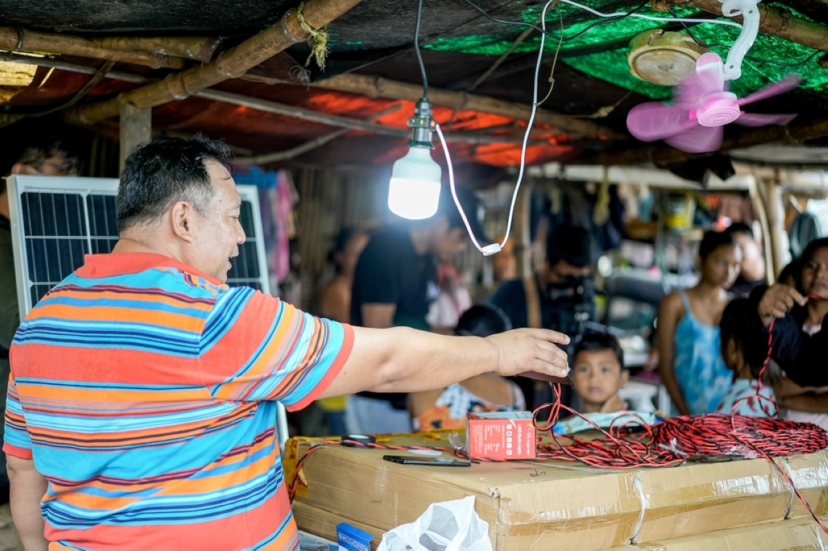 Isang pamayanan sa Marilao, Bulacan, matagal nang walang kuryente, ay matagal nang nagtitiis ng kahirapan sa kanilang pang-araw-araw na buhay, hindi pa banggitin ang kanilang mga anak na nagpupumilit na mag-aral sa pamamagitan ng liwanag ng kandila sa gabi, hanggang sa ang Pure Bayanihan ay nagbigay ng mga solar panel at lamp na nagbibigay liwanag sa kanilang mga tahanan pati na rin ang ang mga lansangan.