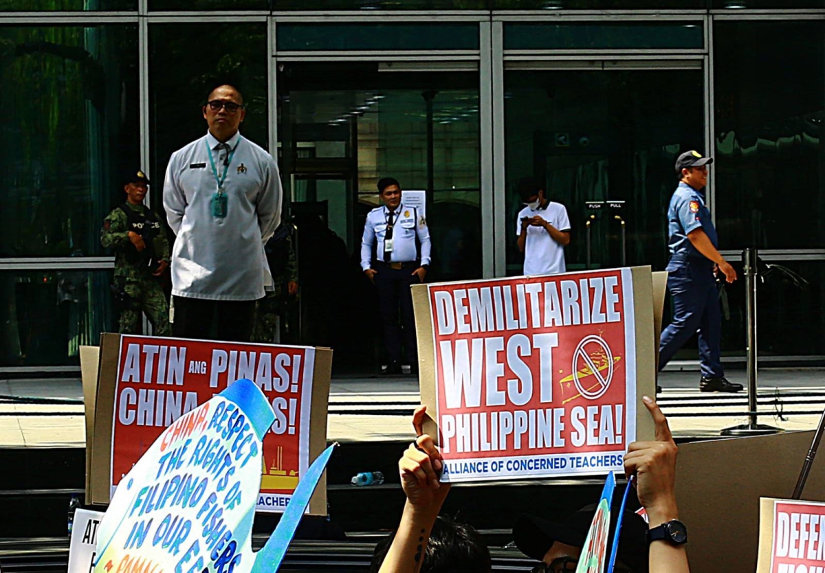 Protesters hold an effigy of Chinese President Xi Jin Ping in front of the Chinese Embassy in Makati City on Tuesday, April 9, 2024 as they condemn Beijing's repeated harassment of Filipino fisherfolk and Philippine supply missions in the West Philippine Sea. PHOTO BY MIKE ALQUINTO