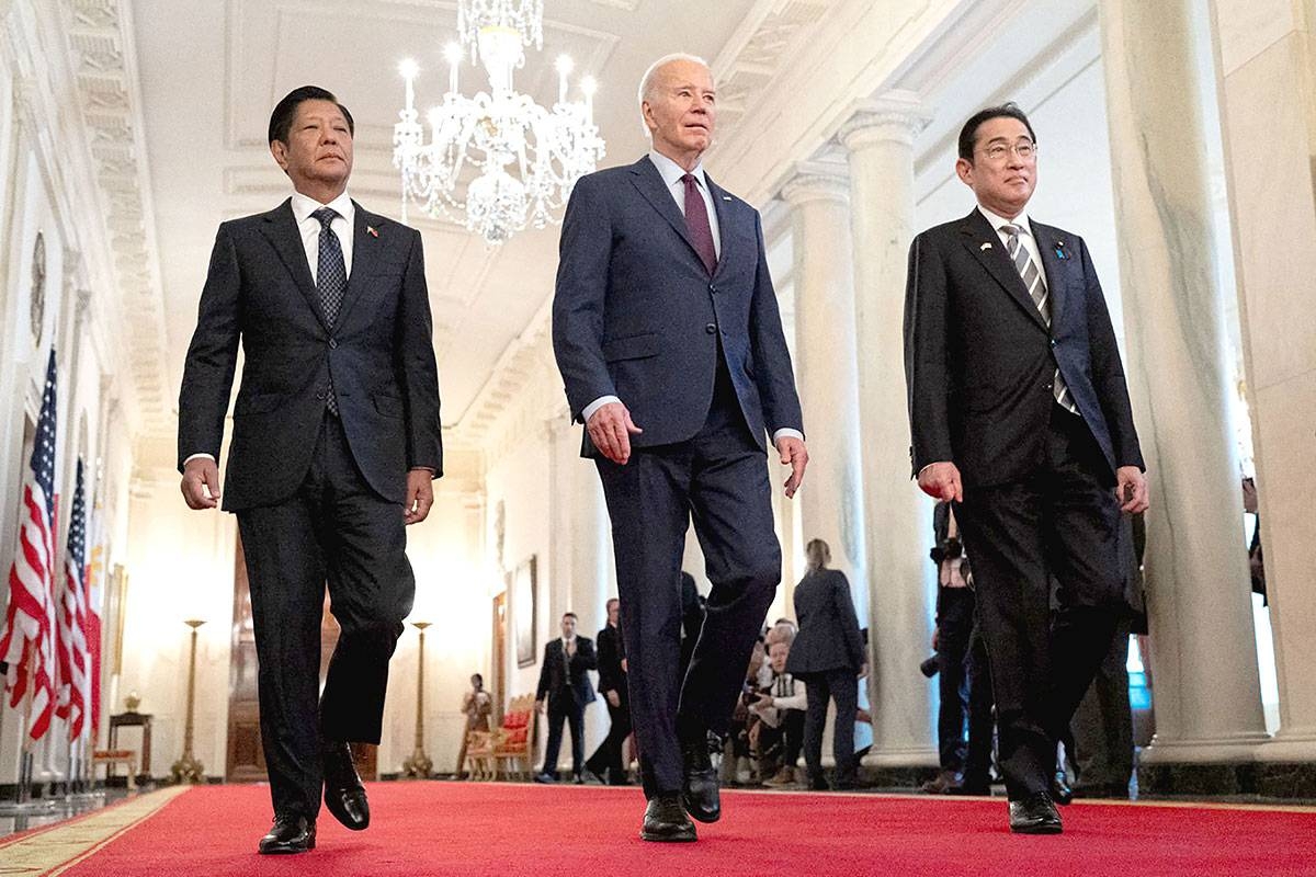 WALKING TALL US President Joe Biden arrives for a trilateral meeting with Japanese Prime Minister Fumio Kishida (right) and Filipino President Ferdinand Marcos Jr.
(left) at the White House on Thursday, April 11, 2024, in Washington, D.C. (local time). Leaders from the three nations met in a first-ever trilateral summit in a show of solidarity as China’s assertiveness in the South China Sea has raised tensions in the region. PHOTO BY ANDREW HARNIK/GETTY IMAGES/AFP