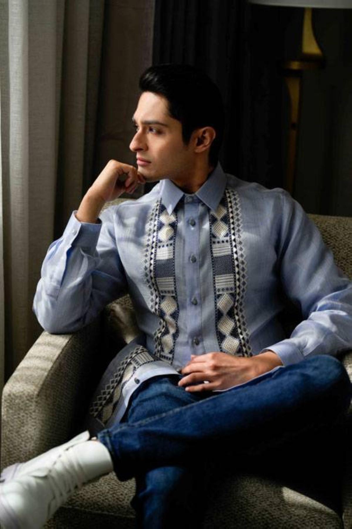 BOLLYWOOD BABE Indian actor and singer Addy Raj shows the barong’s inclusive appeal wearing this men’s blue silk cocoon Barong with geometric embroidery.