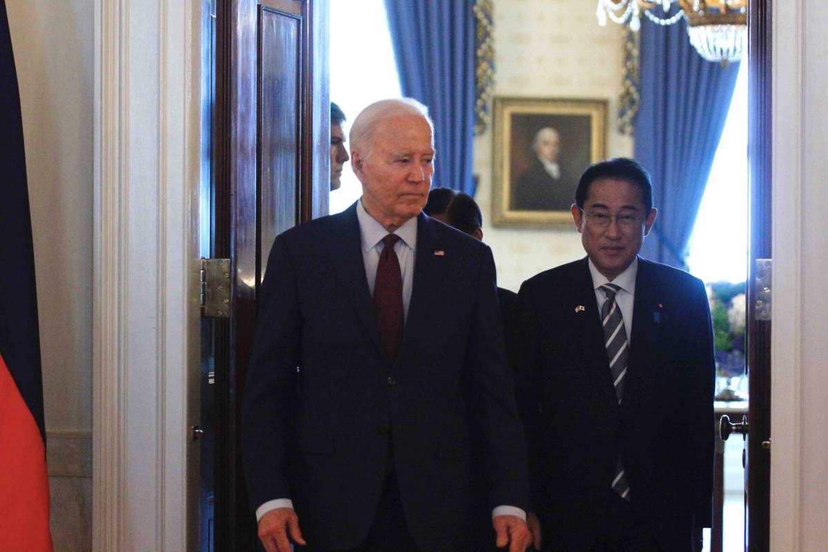 WALKING TALL US President Joe Biden arrives for a trilateral meeting with Japanese Prime Minister Fumio Kishida (right) and Filipino President Ferdinand Marcos Jr.
(left) at the White House on Thursday, April 11, 2024, in Washington, D.C. (local time). Leaders from the three nations met in a first-ever trilateral summit in a show of solidarity as China’s assertiveness in the South China Sea has raised tensions in the region. PHOTO BY PCO