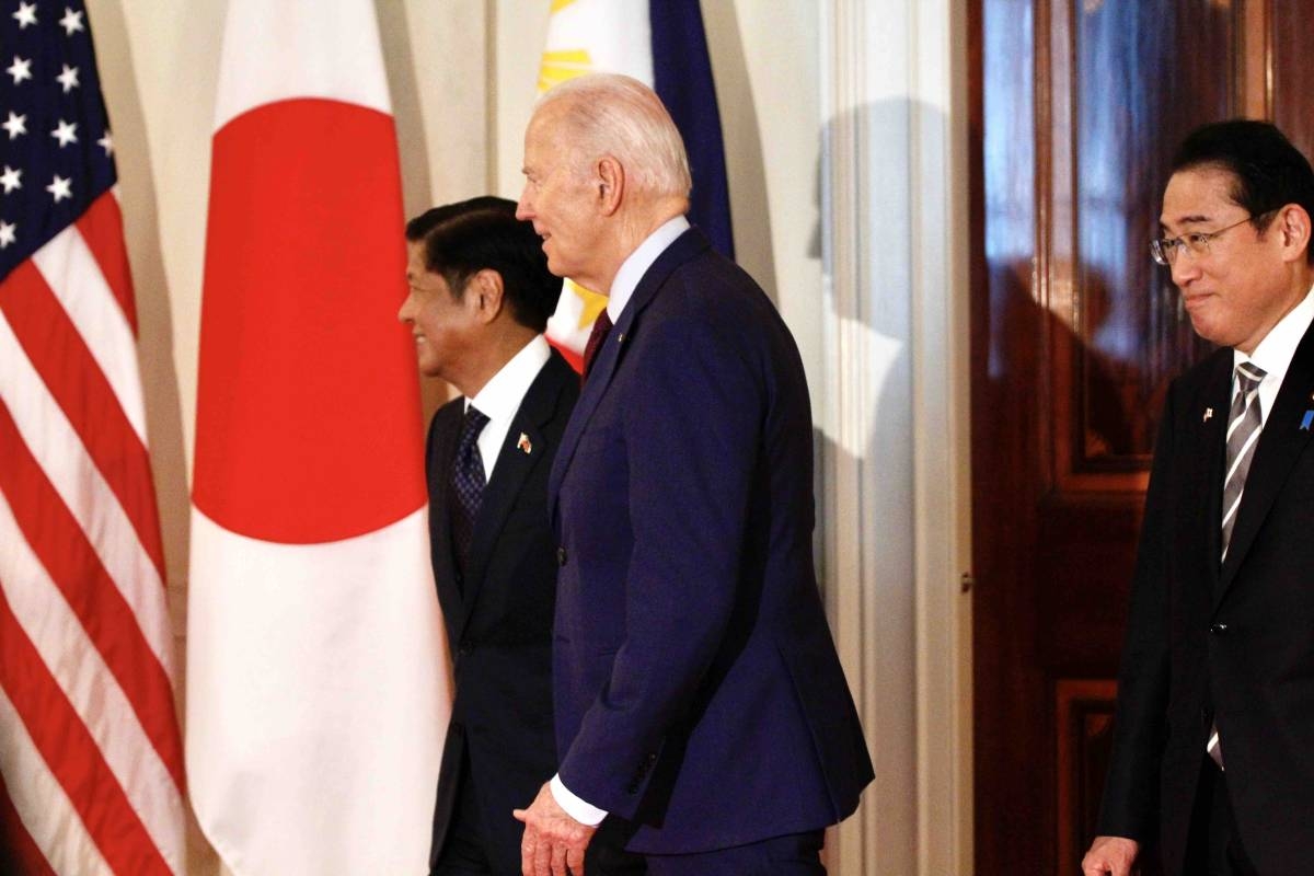 WALKING TALL US President Joe Biden arrives for a trilateral meeting with Japanese Prime Minister Fumio Kishida (right) and Filipino President Ferdinand Marcos Jr.
(left) at the White House on Thursday, April 11, 2024, in Washington, D.C. (local time). Leaders from the three nations met in a first-ever trilateral summit in a show of solidarity as China’s assertiveness in the South China Sea has raised tensions in the region. PHOTO BY PCO