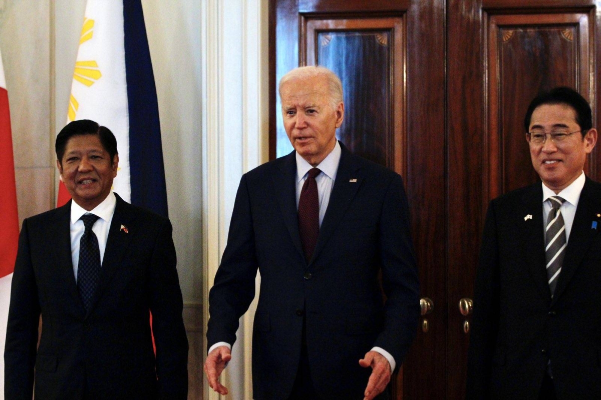 WALKING TALL US President Joe Biden arrives for a trilateral meeting with Japanese Prime Minister Fumio Kishida (right) and Filipino President Ferdinand Marcos Jr.
(left) at the White House on Thursday, April 11, 2024, in Washington, D.C. (local time). Leaders from the three nations met in a first-ever trilateral summit in a show of solidarity as China’s assertiveness in the South China Sea has raised tensions in the region. PHOTO BY PCO