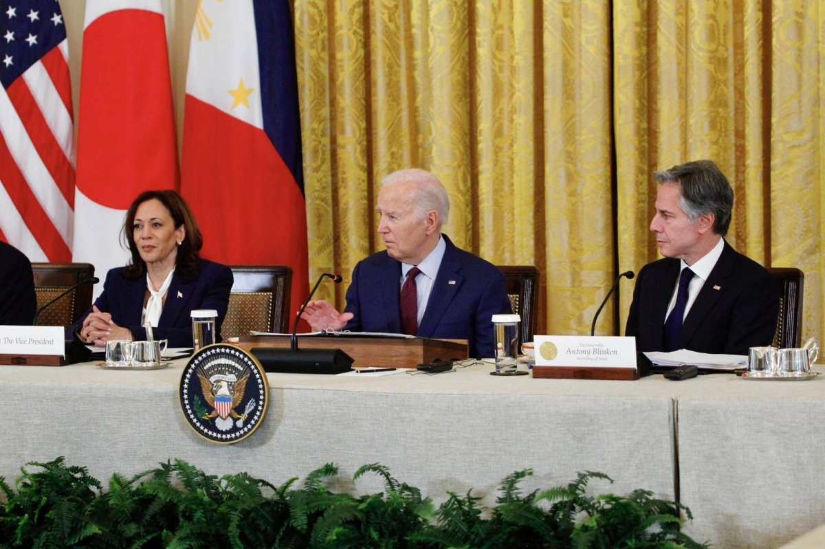 WALKING TALL US President Joe Biden arrives for a trilateral meeting with Japanese Prime Minister Fumio Kishida (right) and Filipino President Ferdinand Marcos Jr.
(left) at the White House on Thursday, April 11, 2024, in Washington, D.C. (local time). Leaders from the three nations met in a first-ever trilateral summit in a show of solidarity as China’s assertiveness in the South China Sea has raised tensions in the region. PHOTO BY PCO