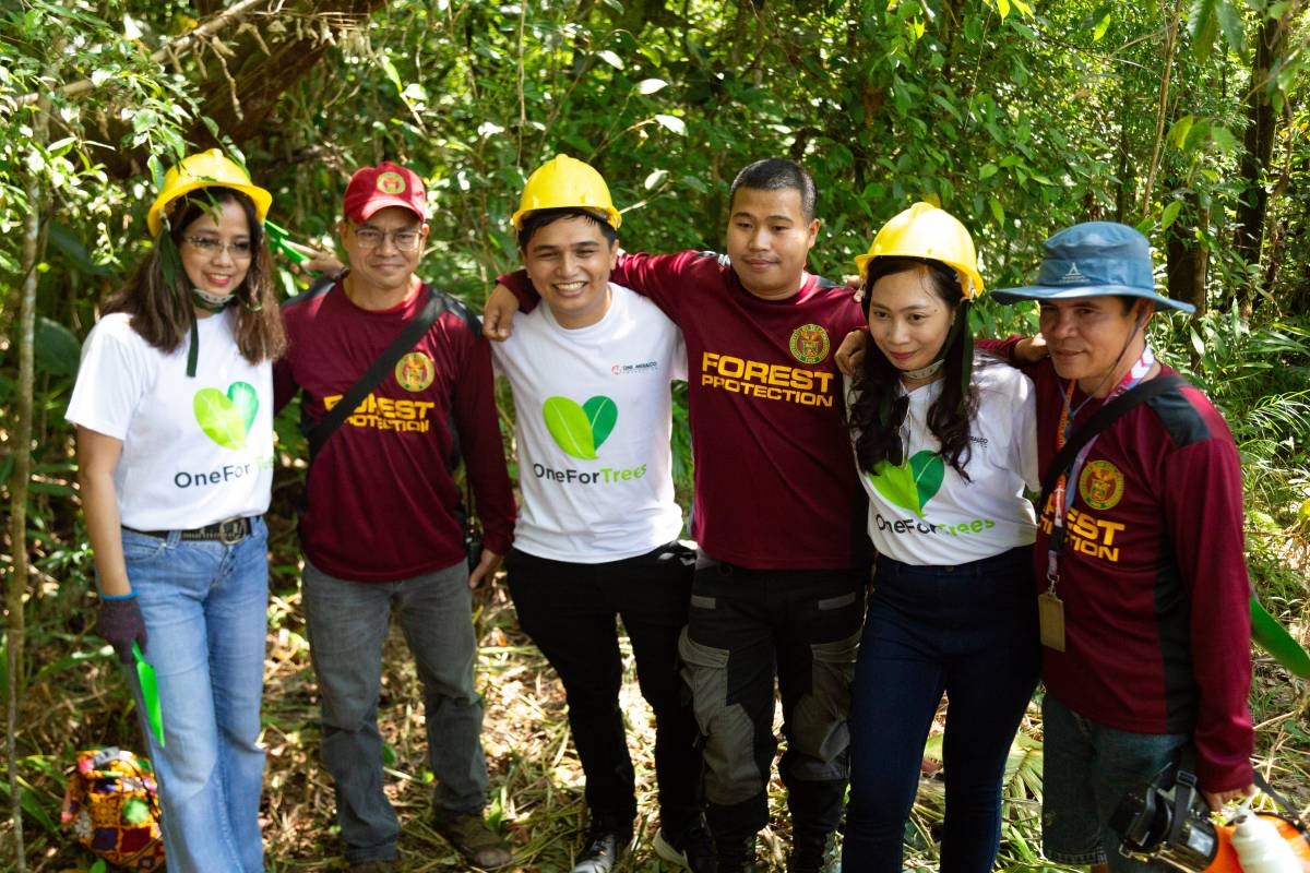 Meralco volunteers were guided by forest rangers during the Earth Day Tree Planting activity.