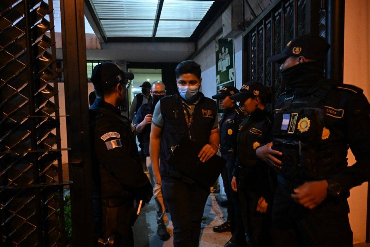 SHOCK RAID A public prosecutor (center) leaves the offices of the nongovernmental organization Save the Children during a raid in Guatemala’s capital Guatemala City on Thursday, April 25, 2024. AFP PHOTO
