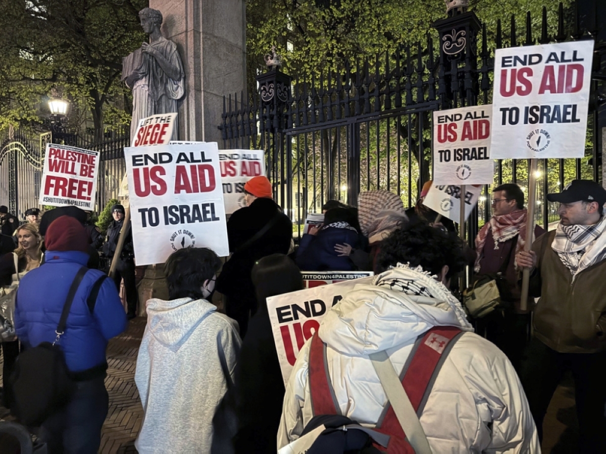 DETERMINED DEMONSTRATORS Pro-Palestinian protesters rally outside the main gate of Columbia University in New York on Friday, April 26, 2024. AP PHOTO
