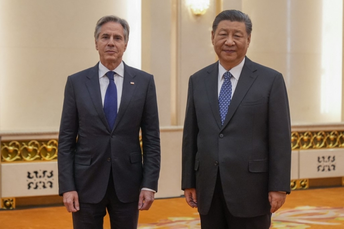 CLOSE YET DISTANT United States Secretary of State Antony Blinken (left) and China’s President Xi Jinping pose for photographers at the Great Hall of the People in the Chinese capital Beijing on Friday, April 26, 2024. AFP PHOTO