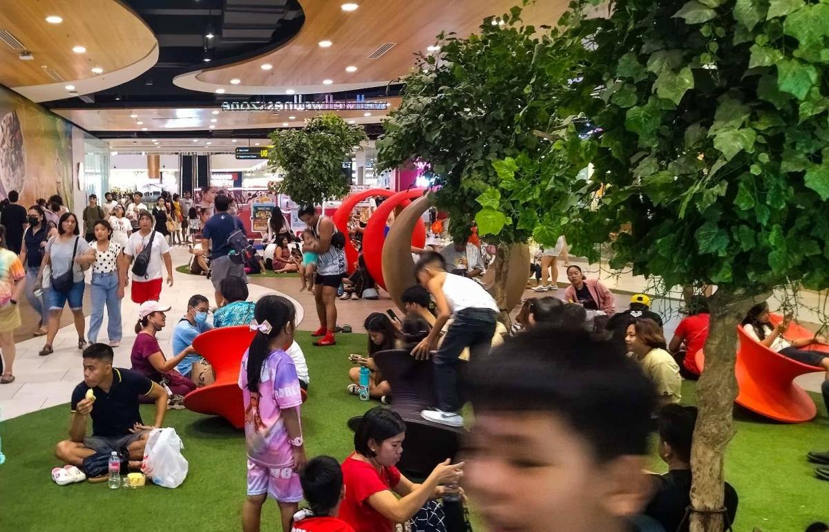 People escape the unbearable summer heat by staying inside a mall in Antipolo City on Monday, April 29, 2024. PHOTOS BY JOHN ORVEN VERDOTE
