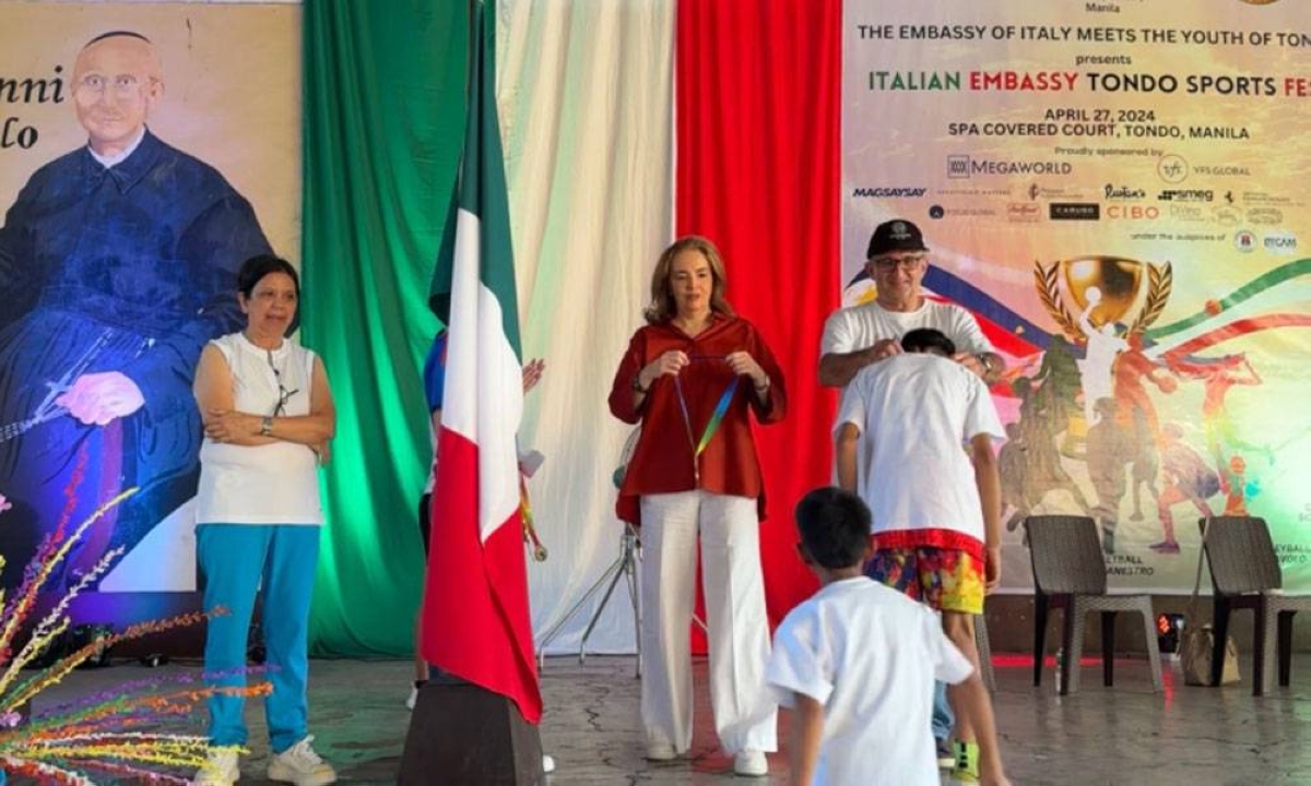 Si Italian Ambassador to the Philippines Marco Clemente at ang kanyang asawang si Maria Rosaria Brizi-Clemente ay nagtatanghal ng mga tropeo, medalya at sertipiko sa mga nanalo sa kompetisyon sa pagtatapos ng Tondo sports fest.  KONTRIBUTED PHOTO