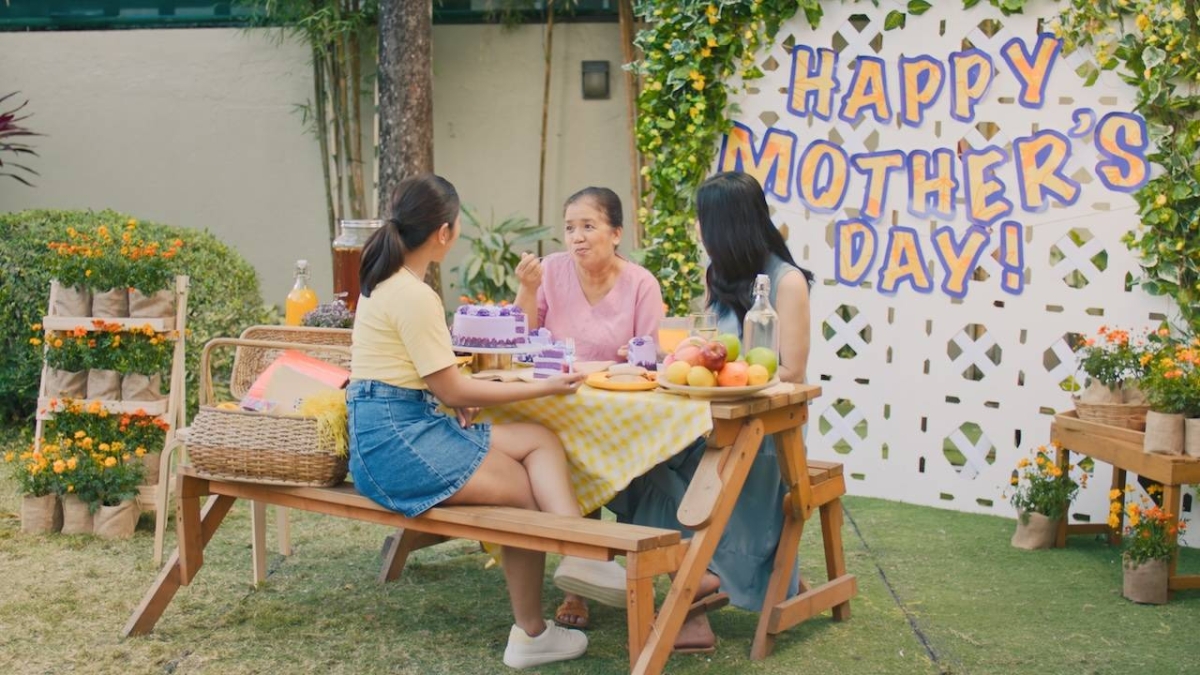 Make mom feel special with Goldilocks’ Ube Dream — layers of soft ube chiffon generously infused with real halaya and luscious ube mousse.