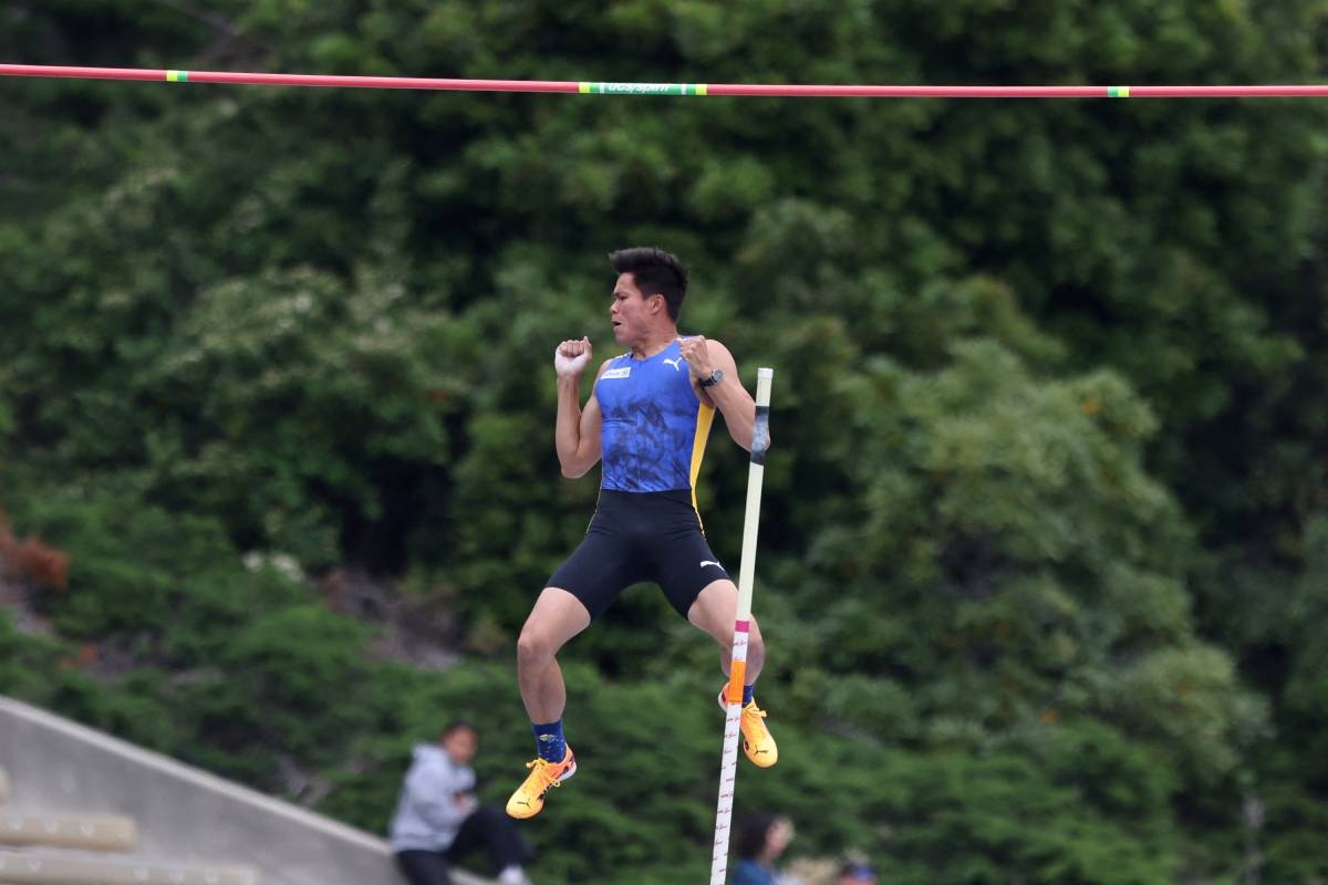 Ernest John Obiena of the Philippines clears the bar in the men's pole vault during the 2024 USATF Los Angeles Grand Prix at UCLA's Drake Stadium on May 18, 2024 in Los Angeles, California. PHOTO BY KATHARINE LOTZE/GETTY IMAGES/AFP