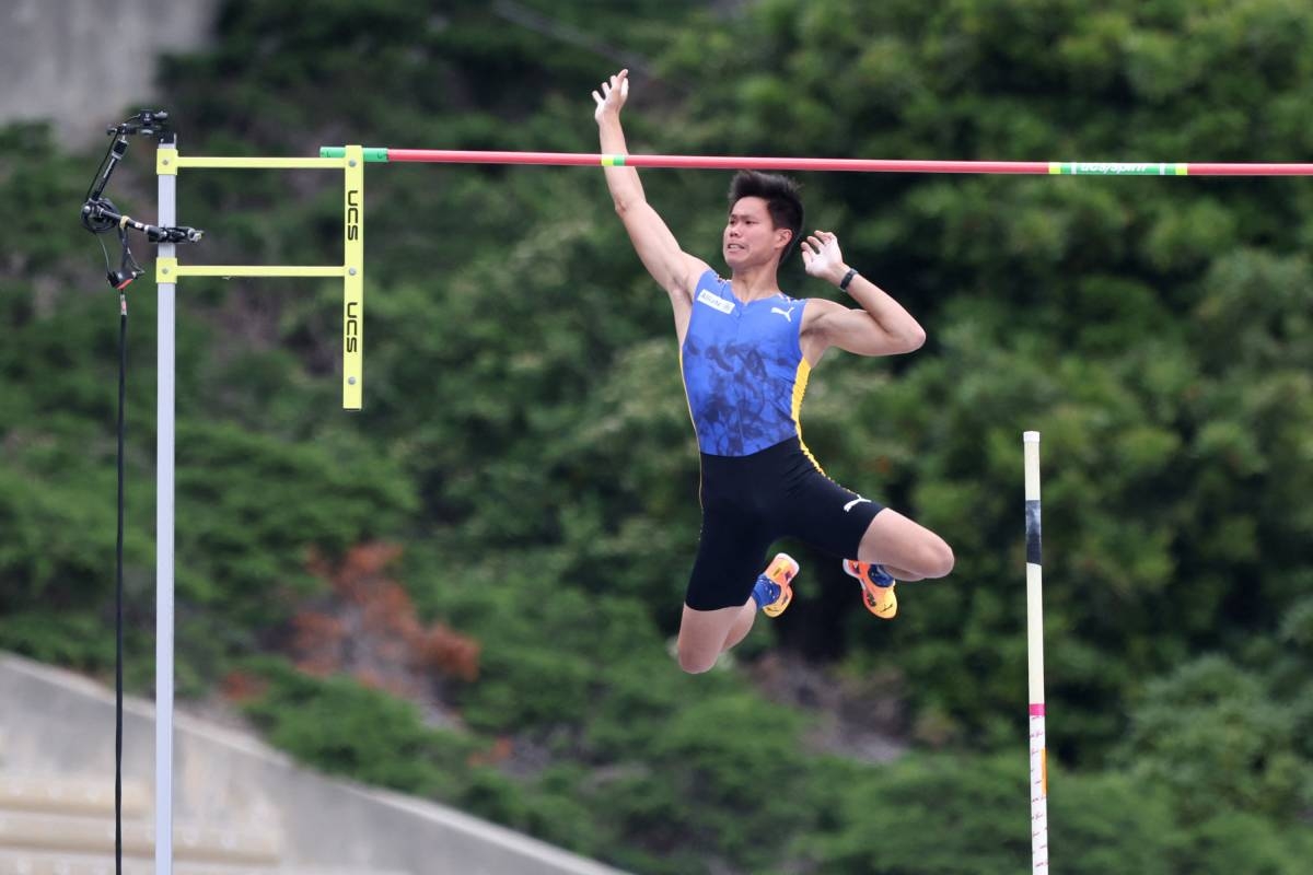 Ernest John Obiena of the Philippines clears the bar in the men's pole vault during the 2024 USATF Los Angeles Grand Prix at UCLA's Drake Stadium on May 18, 2024 in Los Angeles, California. PHOTO BY KATHARINE LOTZE/GETTY IMAGES/AFP