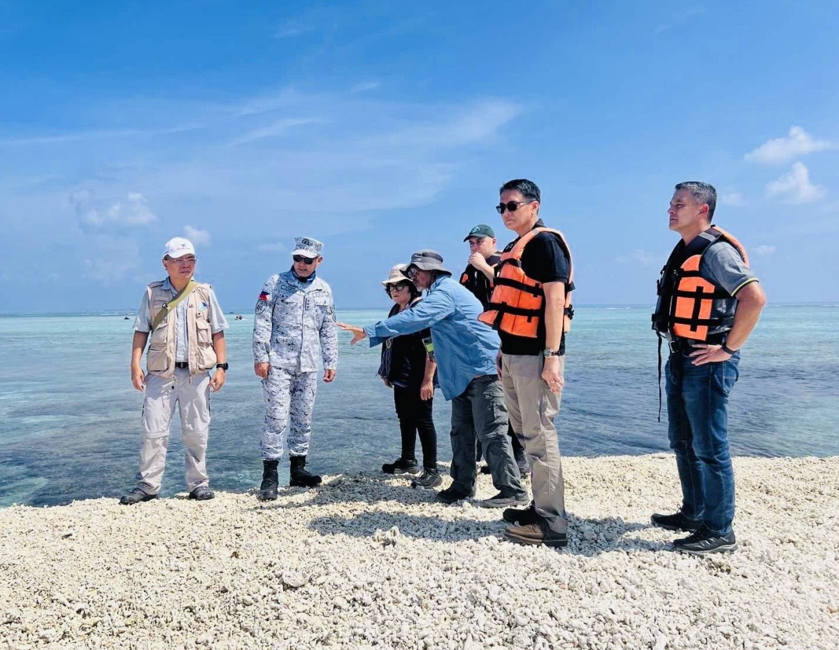 PAG-ASA ISLAND INSPECTION Previous reports had it that dead and crushed corals were dumped on Sandy Cay 2 in Pag-asa Group of Island, prompting the Department of Environment and Natural Resources to visit and verify the reports. Environment Secretary Maria Antonia Yulo-Loyzaga (partly covered) personally led the visit to inspect the island. Photo from DENR