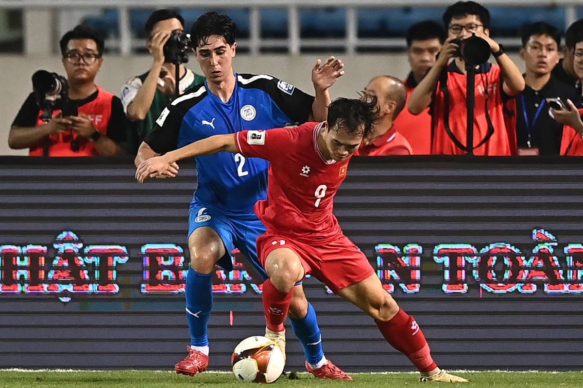 Philippines' Scott Woods (left) and Vietnam's Nguyen Van Toan (right) fight for the ball during the 2026 FIFA World Cup AFC qualifiers football match between Vietnam and the Philippines at the My Dinh National Stadium in Hanoi on June 6, 2024. AFP PHOTO