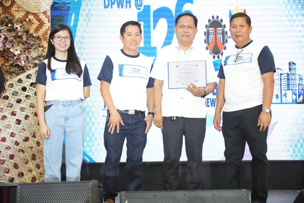 Dpwh-3 Employees Rewarded 