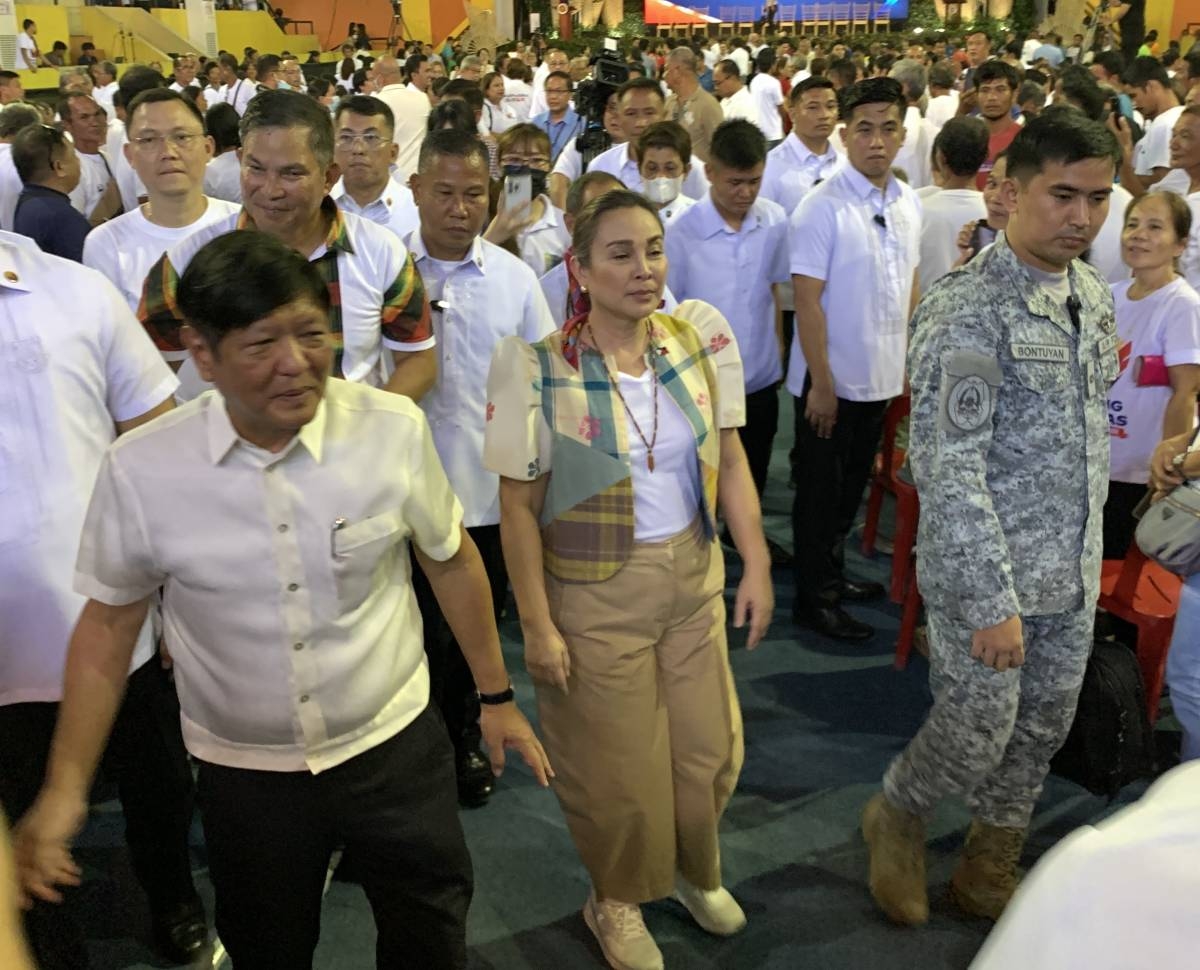 EL NIÑO AID President Ferdinand Marcos Jr. (left) is joined by Sen. Loren Legarda and Antique Rep. Antonio Legarda (behind) during the
distribution of cash assistance farmers and fisherfolk severely affected by the El Nino phenomenon in Western Visayas at the Binirayan Sports Complex in Antique on June 27, 2024. PHOTO BY RJAY ZURIAGA CASTOR