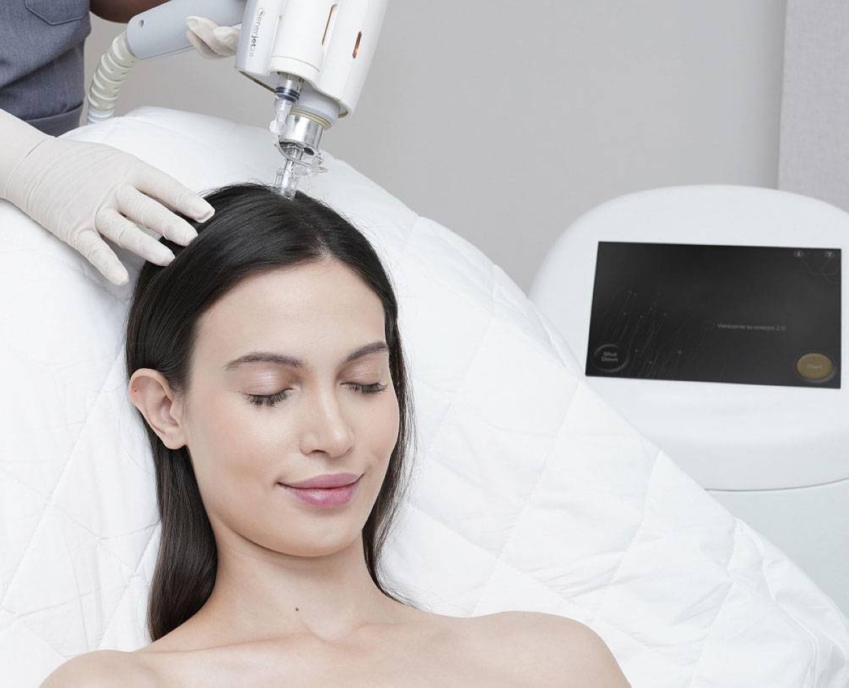 Nadplus uses a high-pressure jet to release a therapeutic solution into the scalp that promotes hair growth.