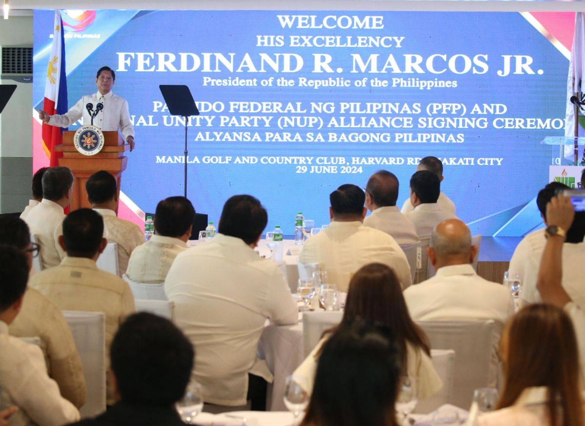 NEW ALLIANCE President Ferdinand R. Marcos Jr. (center) witnesses the signing of the alliance between the Partido Federal ng Pilipinas (PFP) and National Unity Party (NUP) in a ceremony dubbed 'Alyansa Para Sa Bagong Pilipinas' in Makati City on June 29, 2024. (From left) Signing were Congressman Ferdinand Alexander A. Marcos, PFP deputy majority leader; Special Assistant to the President Antonio Lagdameo Jr., PFP national vice president; South Cotabato Gov. Reynaldo S. Tamayo Jr., PFP national president; NUP Chairman Ronaldo V. Puno; Congressman Luis Raymundo E. Villafuerte Jr., NUP president; and Congressman Albert Raymond S. Garcia, NUP secretary general. PHOTOS BY RENE H. DILAN AND NIÑO JESUS ORBETA/PPA POOL
