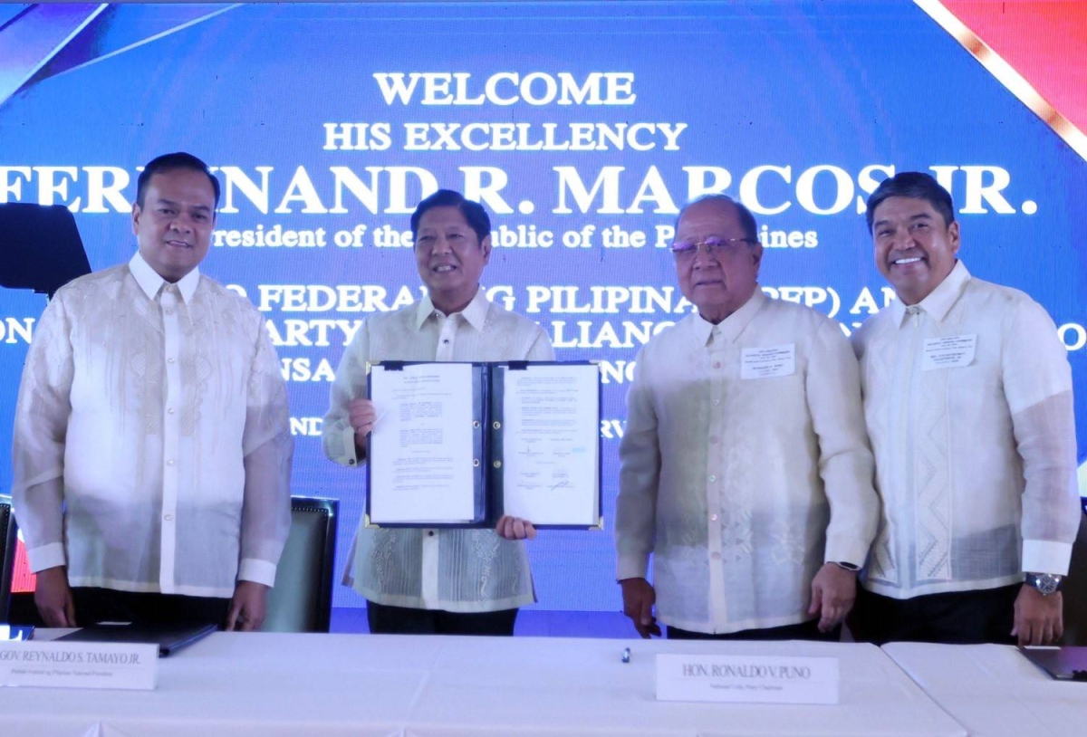 NEW ALLIANCE President Ferdinand R. Marcos Jr. (center) witnesses the signing of the alliance between the Partido Federal ng Pilipinas (PFP) and National Unity Party (NUP) in a ceremony dubbed 'Alyansa Para Sa Bagong Pilipinas' in Makati City on June 29, 2024. (From left) Signing were Congressman Ferdinand Alexander A. Marcos, PFP deputy majority leader; Special Assistant to the President Antonio Lagdameo Jr., PFP national vice president; South Cotabato Gov. Reynaldo S. Tamayo Jr., PFP national president; NUP Chairman Ronaldo V. Puno; Congressman Luis Raymundo E. Villafuerte Jr., NUP president; and Congressman Albert Raymond S. Garcia, NUP secretary general. PHOTOS BY RENE H. DILAN AND NIÑO JESUS ORBETA/PPA POOL