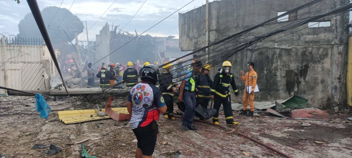 BLAST SITE Firemen carry the remains of one of the fatalities. PHOTO COURTESY OF ZAMBOANGA CITY DISASTER RISK REDUCTION MANAGEMENT OFFICE